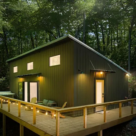 Couple'S Cabin With Outdoor Movies, Firepit And Hot Tub - Rose Peak Loft